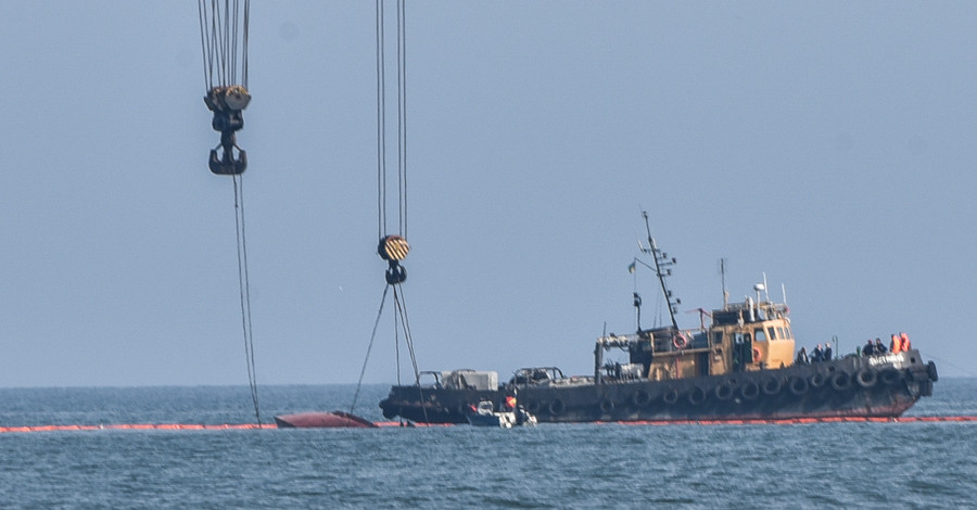 Затонувший под Одессой катер разрезают в поисках погибших