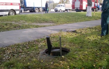 В Никополе cпасали ребенка, провалившегося в прикрытый фанерой канализационный колодец