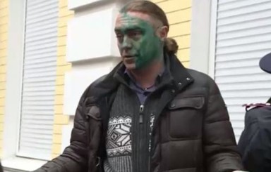 В Киеве лицо бывшего депутата Игоря Мирошниченко покрасили в зеленый цвет