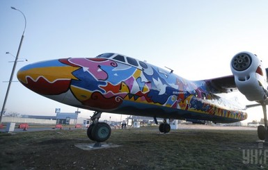 В Киеве появился разрисованный самолет