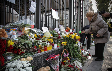 Киевляне несут цветы к посольству России