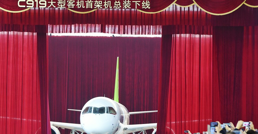 Китай представил авиалайнер, который станет конкурентом Boeing и Airbus