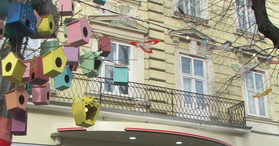 Во Львове с фасада магазина Roshen демонтировали незаконную вывеску