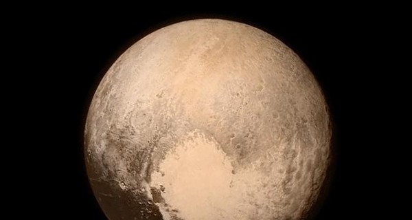 Ученые НАСА: спутники Плутона бешено вращаются, словно волчки