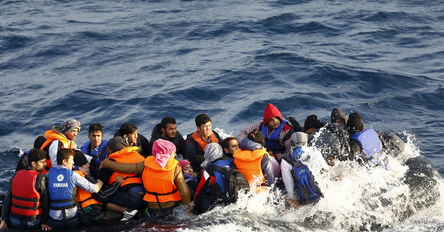 У берегов Турции затонула лодка с беженцами, погибли 14 человек
