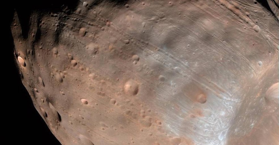 Марсианская луна распадается на куски