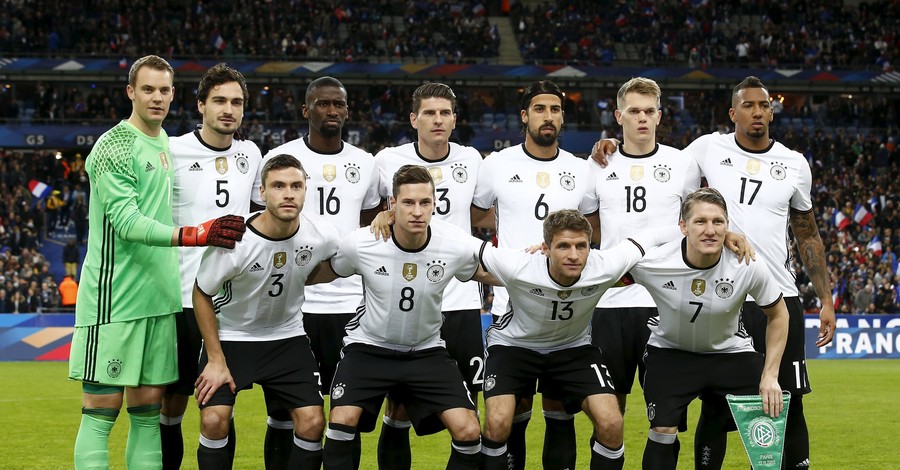 Сборная Германии ночевала на стадионе в Париже: 