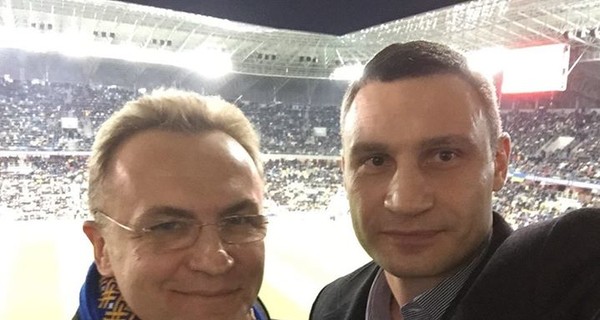 Кличко и Садовой сделали Селфи на матче Украина - Словения