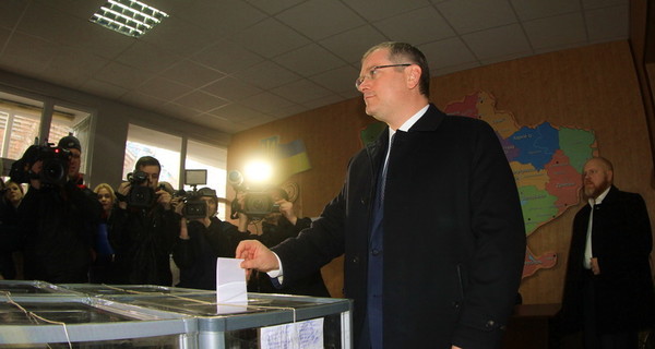 Кандидат в мэры Днепропетровска Вилкул после голосования поехал в храм