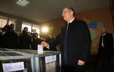 Кандидат в мэры Днепропетровска Вилкул после голосования поехал в храм