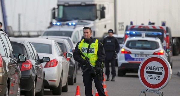 Теракты в Париже: Франция назвала имя одного из террористов, а Сербия показала паспорт смертника