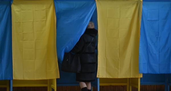 Выборы мэра в Киеве: низкая явка, пьяная глава участка и незаконная агитация