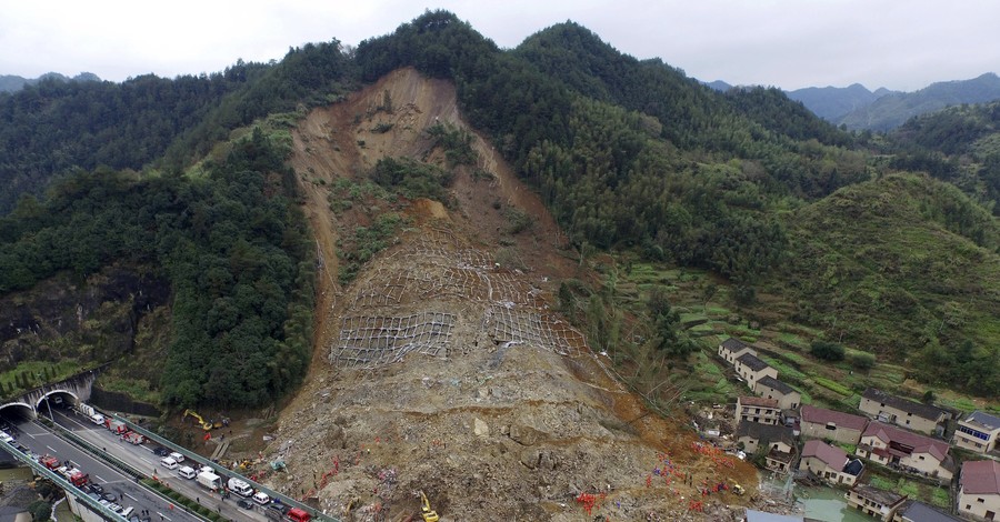 В Китае оползень разрушил 30 домов: под завалами похоронены десятки людей