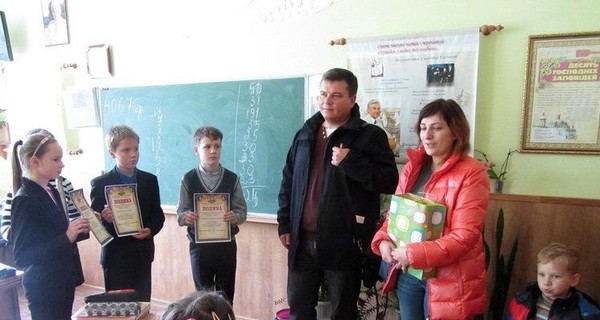 Школьник из Житомира сдал макулатуры на четыре тысячи гривен, чтобы спасти больного мальчика
