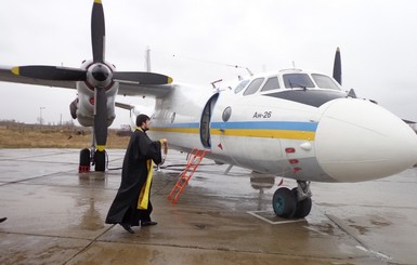В Мелитополе военные самолеты уберегают от падения святой водой