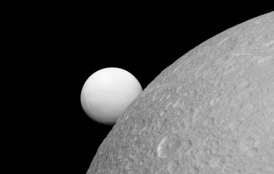 NАSА показали снимки двух спутников Сатурна
