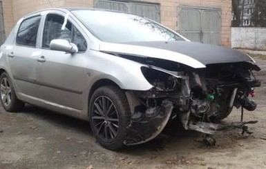Под Киевом водитель бросил машину с раненой девушкой