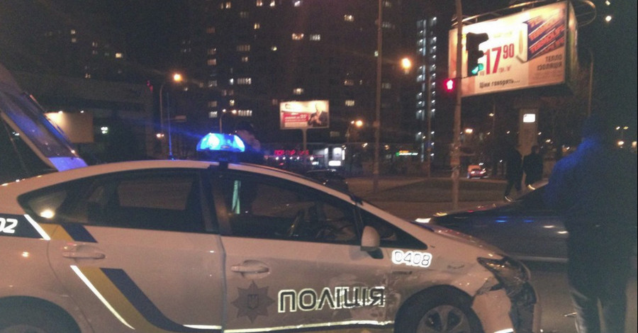 Авария в Киеве: полицейская машина столкнулась с легковушкой