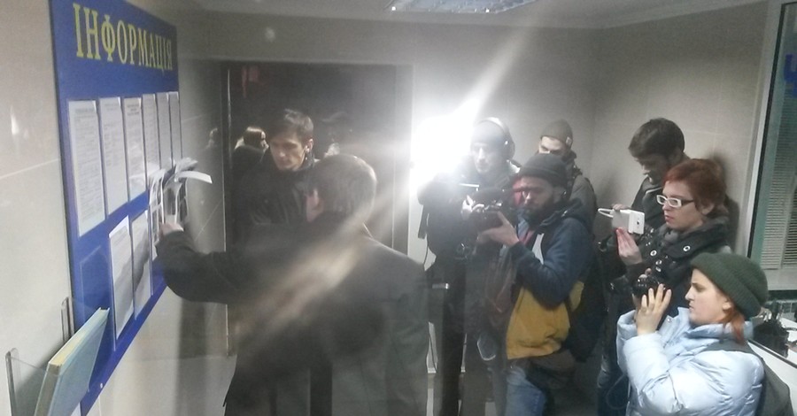 В Киеве добровольцы с шинами требовали от МВД снять с розыска бойцов
