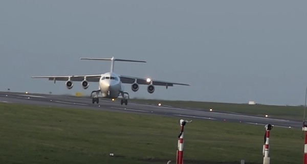 Опубликовано видео, как в Ирландии ветер сдул самолет при посадке 