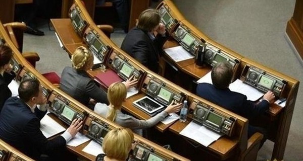 Депутаты меняют правила игры в Раде и возвращают высокие зарплаты