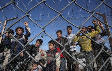 На границе Македонии и Греции начали строить заграждения, чтоб спастись  от мигрантов