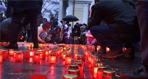 В память о жертвах Голодомора в центре Одессы зажгли сотни лампадок