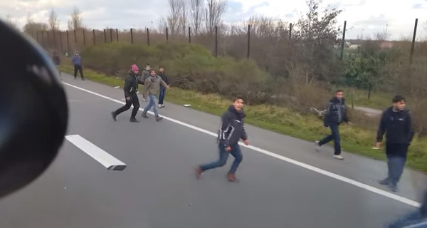 Во Франции водитель грузовика попытался раздавить толпу мигрантов