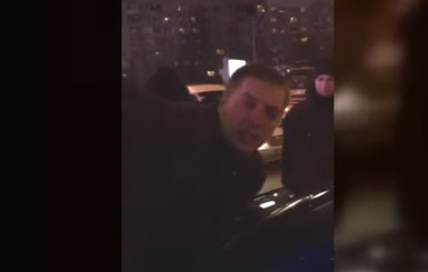 В сеть попало видео, как патрульный в Киеве ударил водителя за нарушение ПДД  