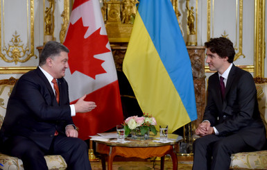 Порошенко обсудил безвизовый режим с премьером Канады