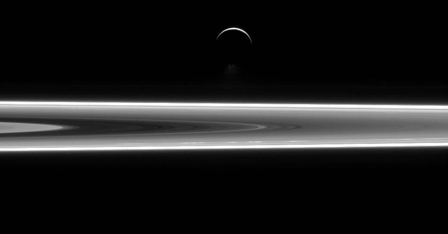 В НАСА ломают голову над загадкой космических фонтанов Энцелада