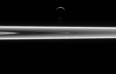 В НАСА ломают голову над загадкой космических фонтанов Энцелада