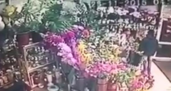 В Киеве ограбили цветочный киоск и избили продавщицу
