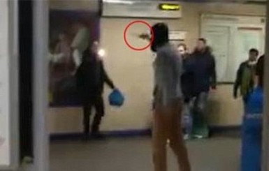 В метро Лондона мужчина с мачете набросился на пассажиров с криками 