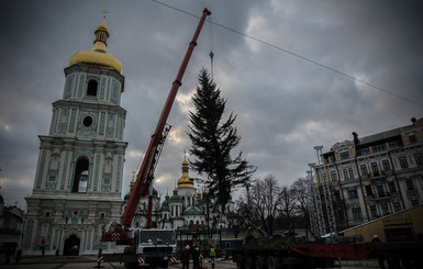 Как над Киевом огромная елка летала 