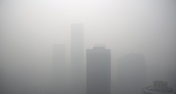В Пекине из-за смога остановили все заводы и стройки