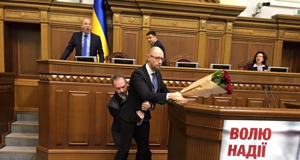 Депутаты решают судьбу Олега Барны, который набросился на Яценюка 