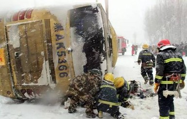 В Китае перевернулся автобус с туристами, погибли четыре человека