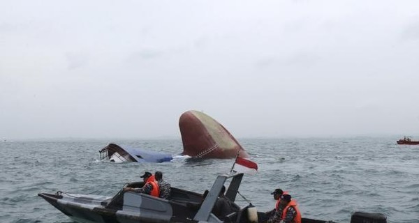 Возле Индонезии затонуло судно, на борту которого находились более ста человек
