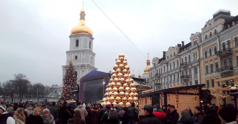 В Киеве появились елки из колбасы и гигантских конфет