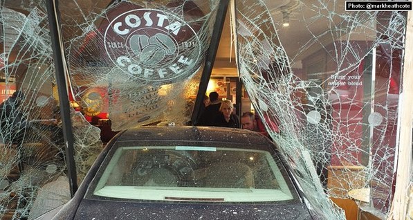 В Англии машина протаранила кафе, есть погибшие
