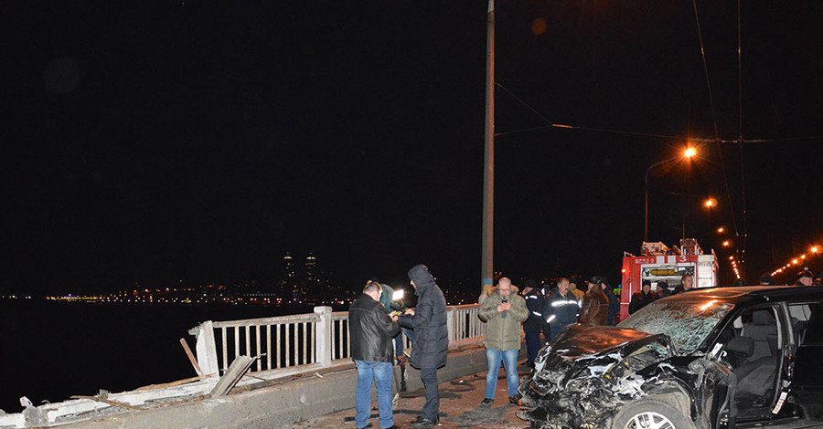 Смертельное ДТП в Днепропетровске: в слетевшей с моста в реку 