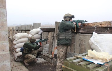 В зоне АТО украинские позиции обстреляли 42 раза, погиб боец 