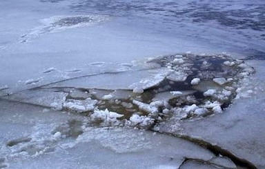 В Кривом Роге мужчина выбрался из полыньи, но замерз на льду