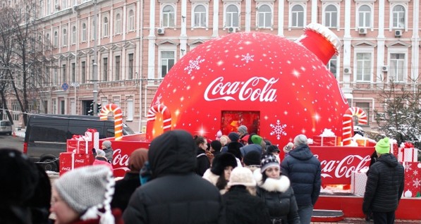 В Киеве люди выстроились в огромную очередь, чтобы получить бесплатную баночку Coсa-Cola