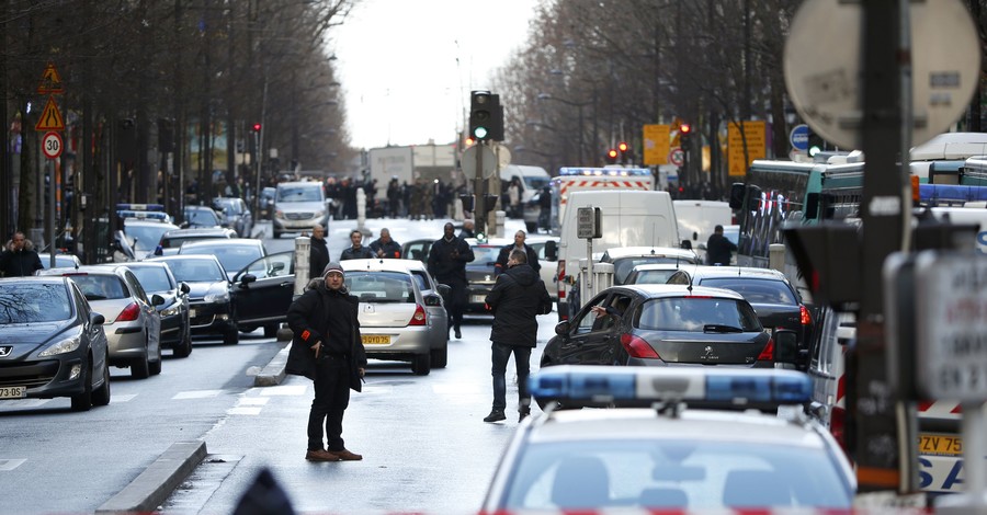 В Париже застрелили мужчину, атаковавшего полицейский участок