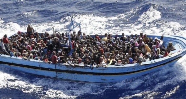 СМИ: около Сомали более сотни человек погибли во время крушения лодки 