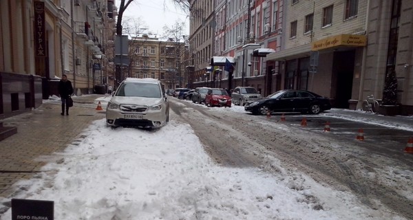 Киевляне об уборке снега: Где эти сотни единиц техники, что очищают улицы? Из подъезда выйти невозможно!