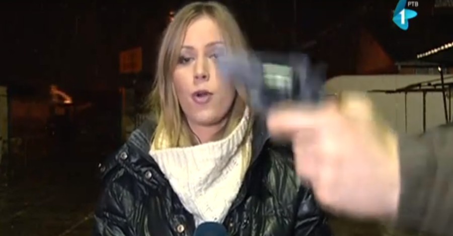Сербскую журналистку в прямом эфире напугали револьвером