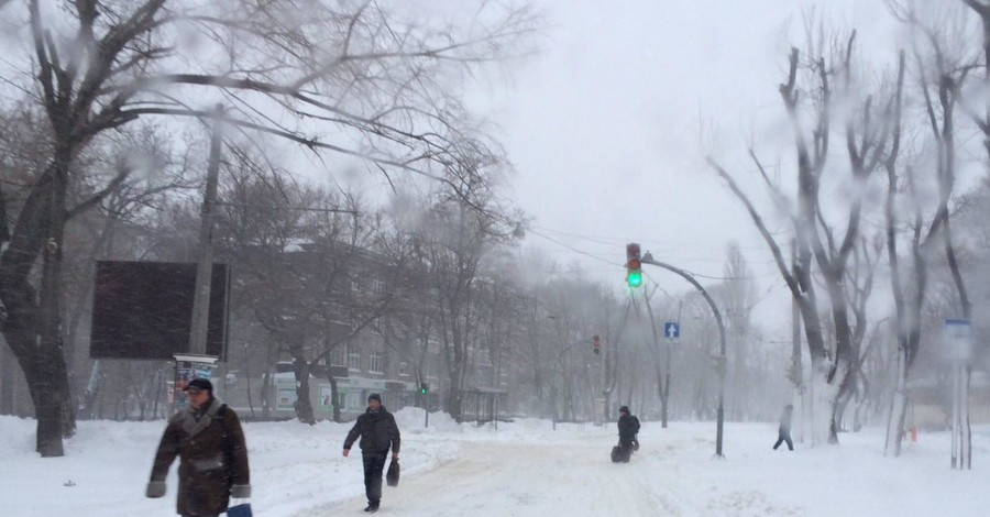 Под Одессой 500 автомобилей попали в снежный плен